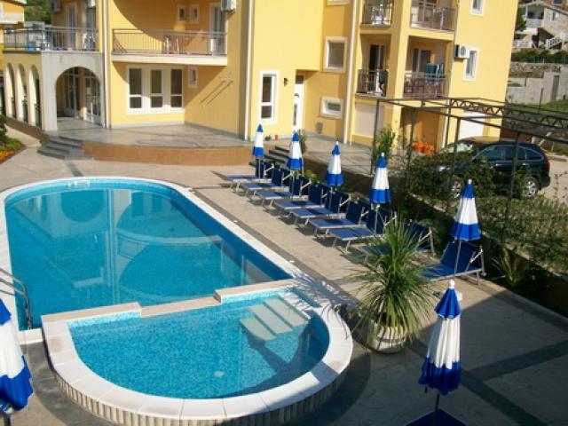 Mini-hotel in Sutomore below the road