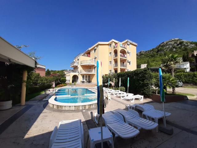 Mini-hotel in Sutomore below the road
