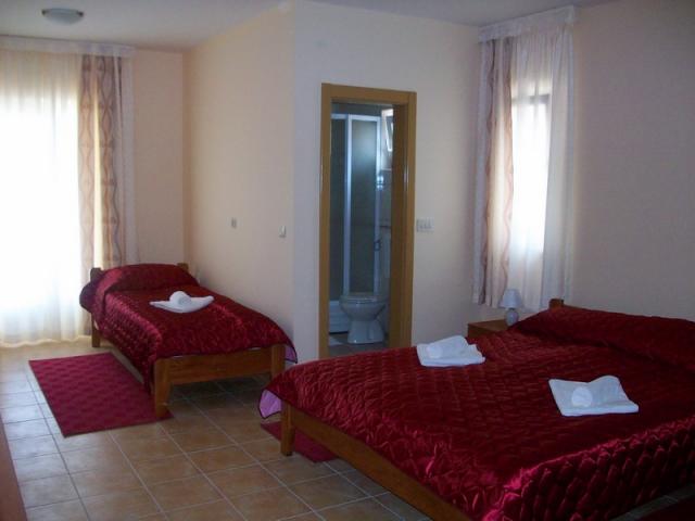 Mini-hotel in Sutomore below the road