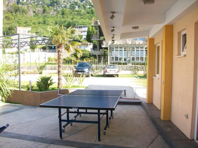 Mini-hotel in Sutomore below the road