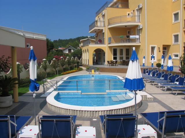 Mini-hotel in Sutomore below the road