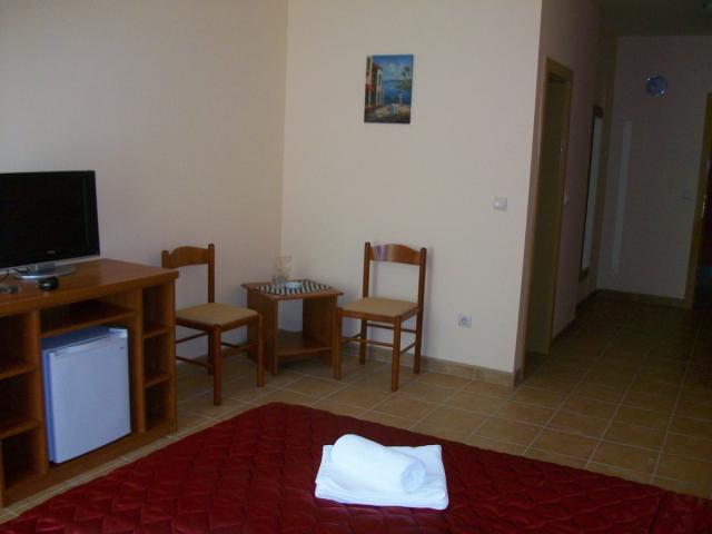 Mini-hotel in Sutomore below the road