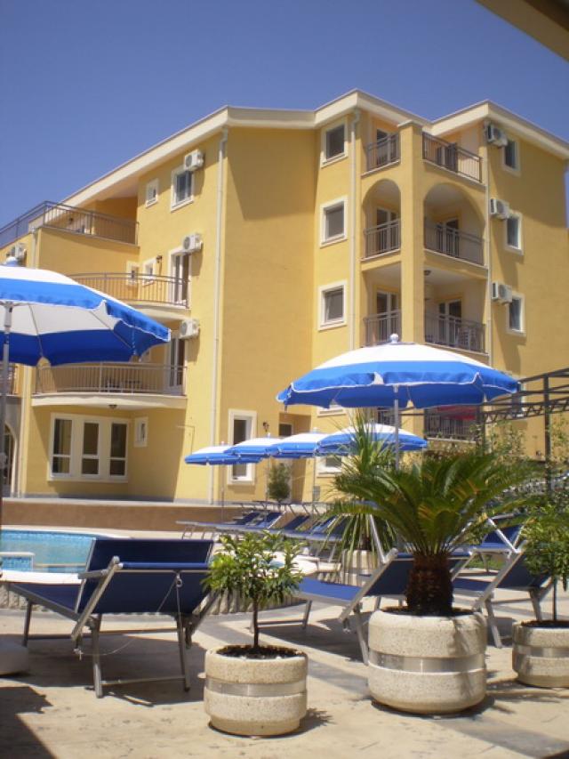 Mini-hotel in Sutomore below the road