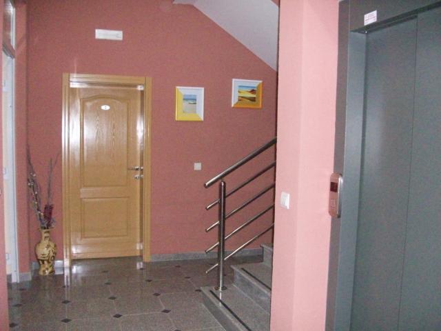 Mini-hotel in Sutomore below the road