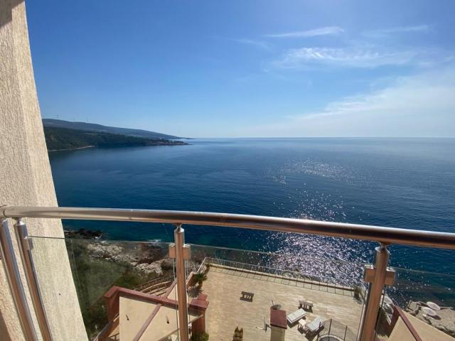 Penthouse in a complex on the 1st line of Dobra Voda
