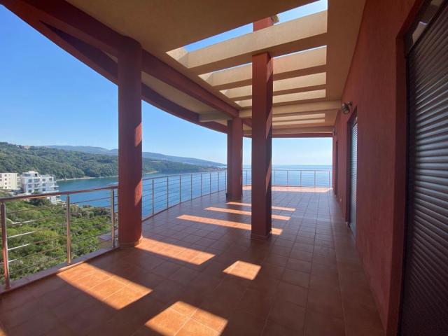 Penthouse in a complex on the 1st line of Dobra Voda