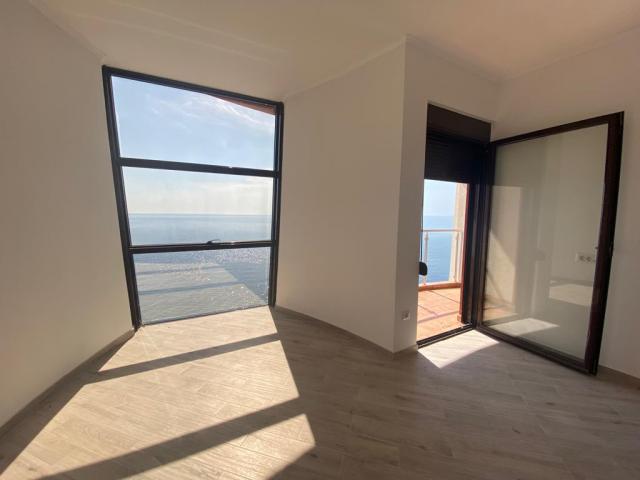 Penthouse in a complex on the 1st line of Dobra Voda