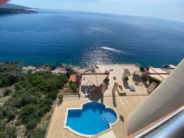 Penthouse in a complex on the 1st line of Dobra Voda