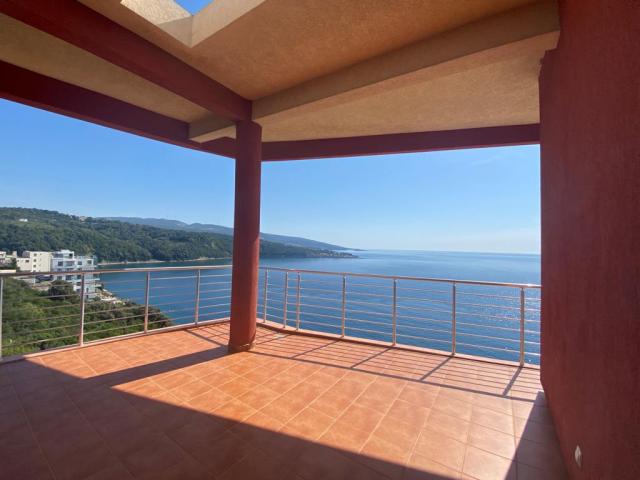Penthouse in a complex on the 1st line of Dobra Voda
