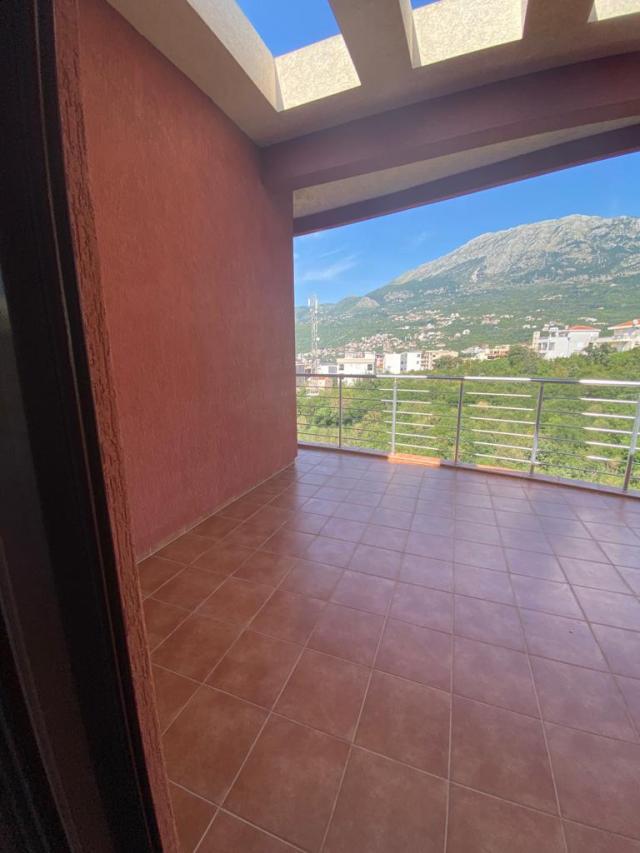 Penthouse in a complex on the 1st line of Dobra Voda