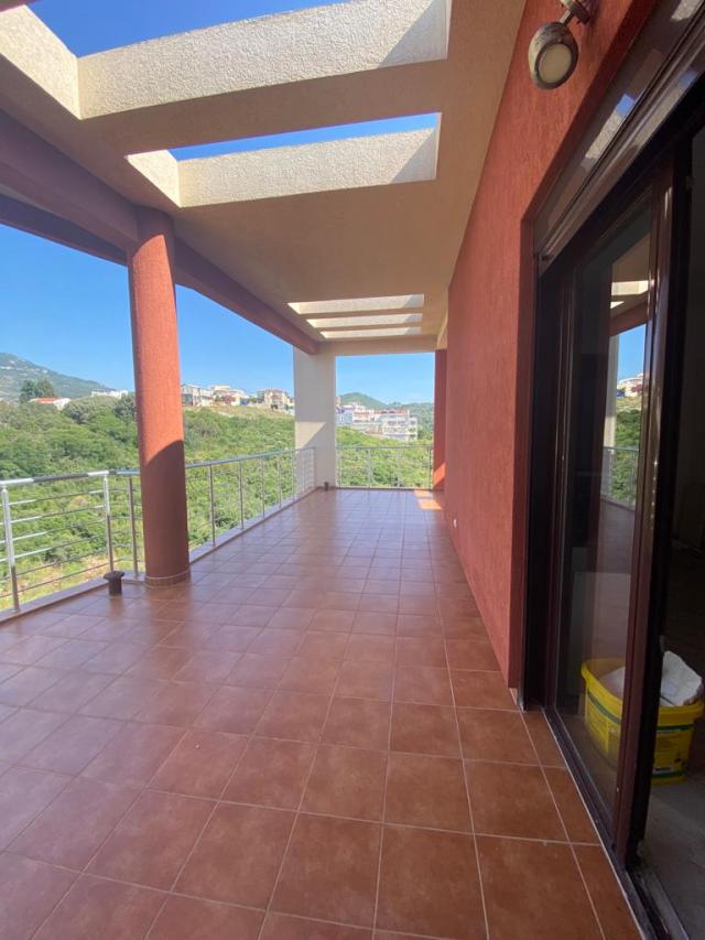 Penthouse in a complex on the 1st line of Dobra Voda
