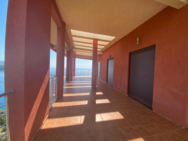 Penthouse in a complex on the 1st line of Dobra Voda