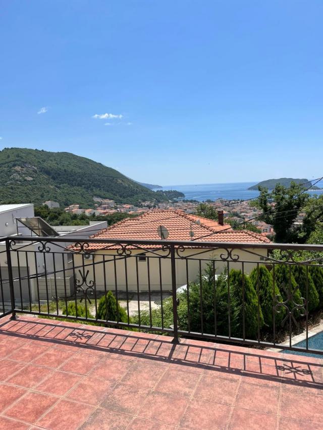 Family two-storey house with a swimming pool in Budva, Podostrog district, above the Podmajne monast