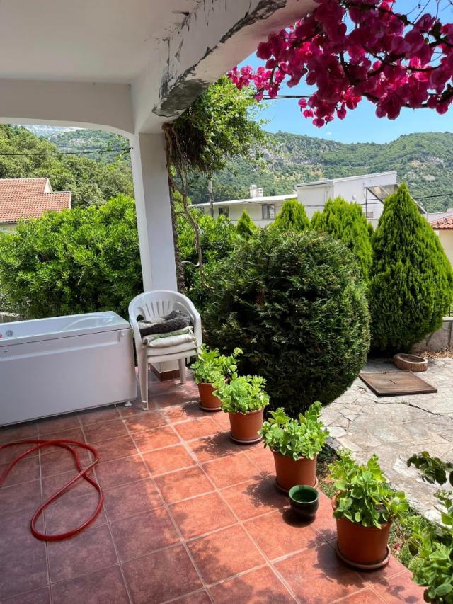 Family two-storey house with a swimming pool in Budva, Podostrog district, above the Podmajne monast