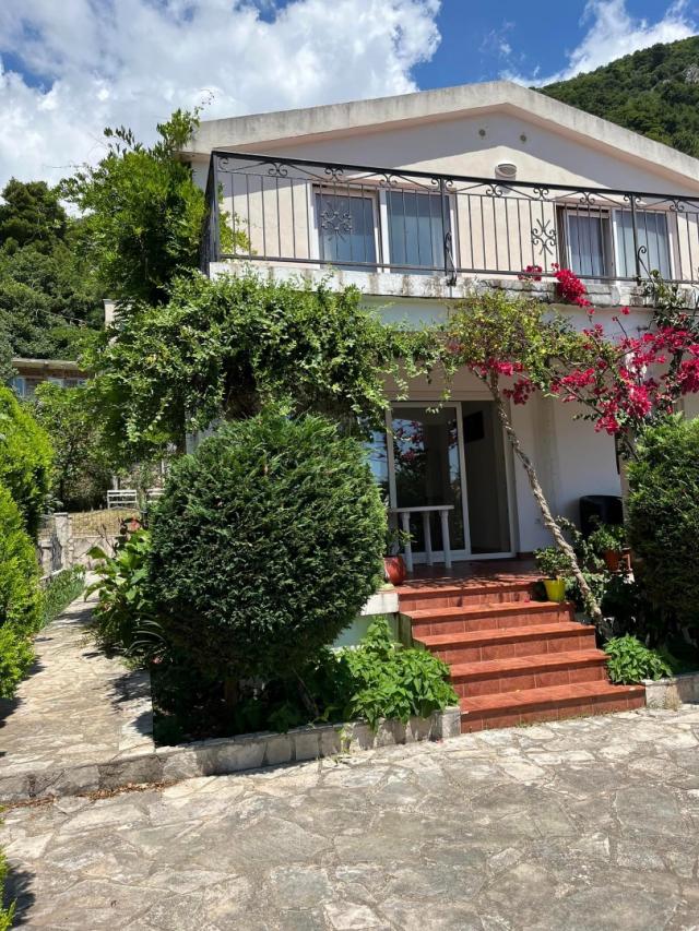 Family two-storey house with a swimming pool in Budva, Podostrog district, above the Podmajne monast