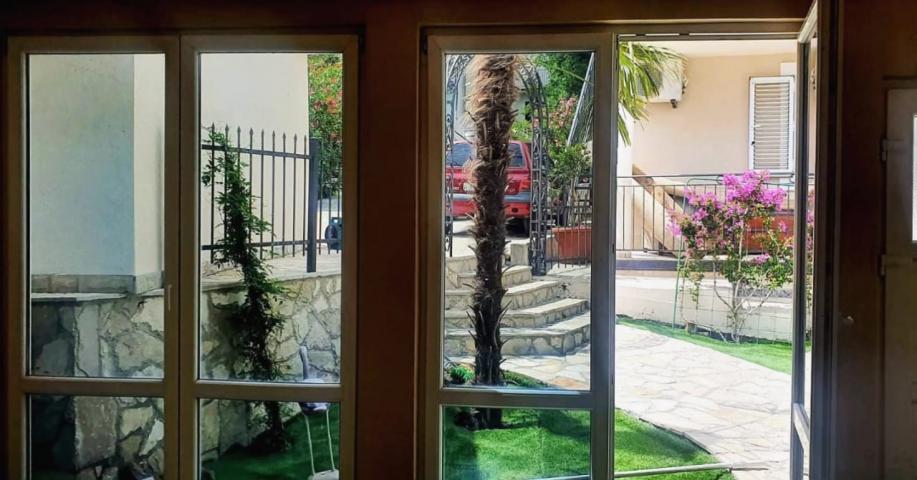 Operating mini-hotel for 4 apartments with a swimming pool, sauna, parking for 6 cars