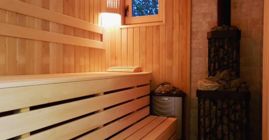 Operating mini-hotel for 4 apartments with a swimming pool, sauna, parking for 6 cars