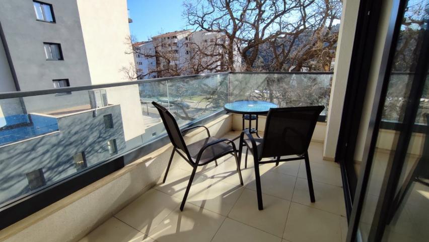 Apartments in a new building in Sutomore close to the sea
