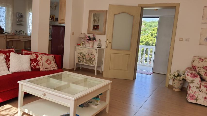Three-storey villa with a swimming pool in the city of Bar, Green Belt area. 