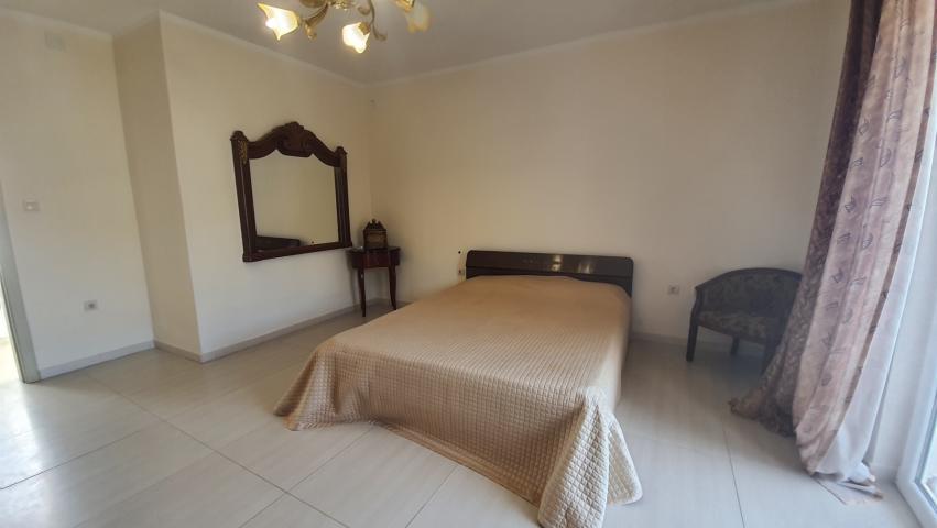 Three-storey villa with a swimming pool in the city of Bar, Green Belt area. 