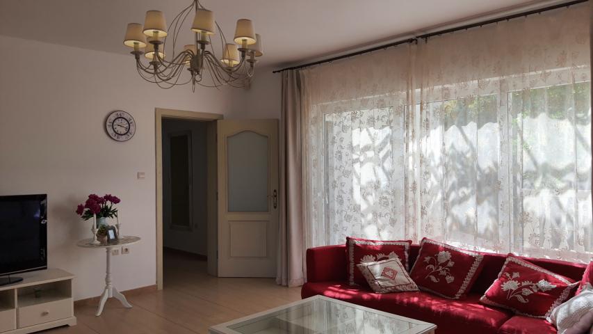 Three-storey villa with a swimming pool in the city of Bar, Green Belt area. 