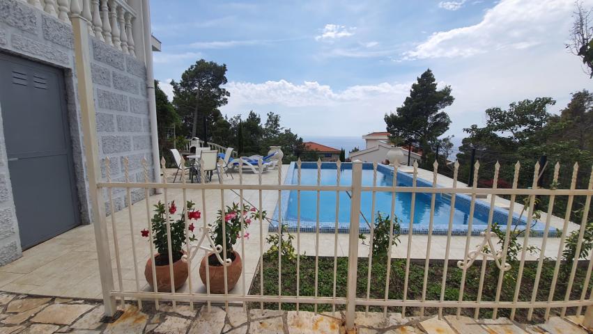 Three-storey villa with a swimming pool in the city of Bar, Green Belt area. 