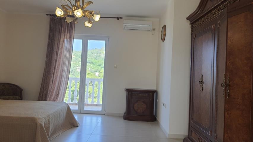Three-storey villa with a swimming pool in the city of Bar, Green Belt area. 