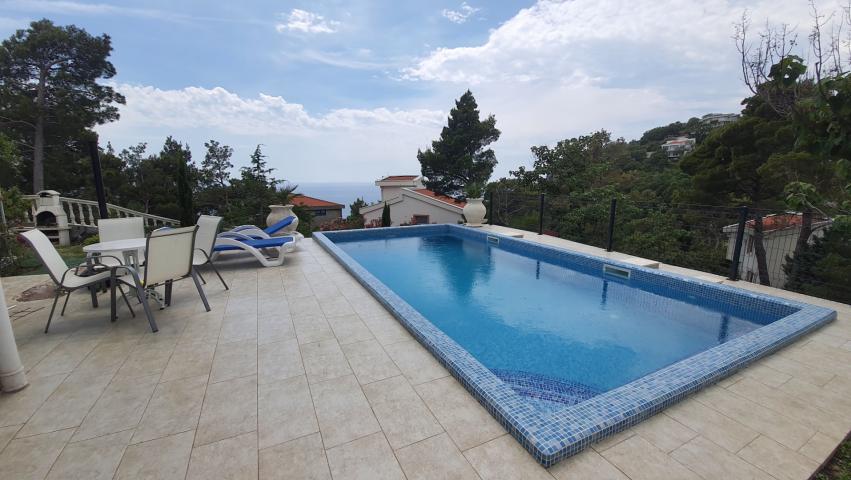 Three-storey villa with a swimming pool in the city of Bar, Green Belt area. 