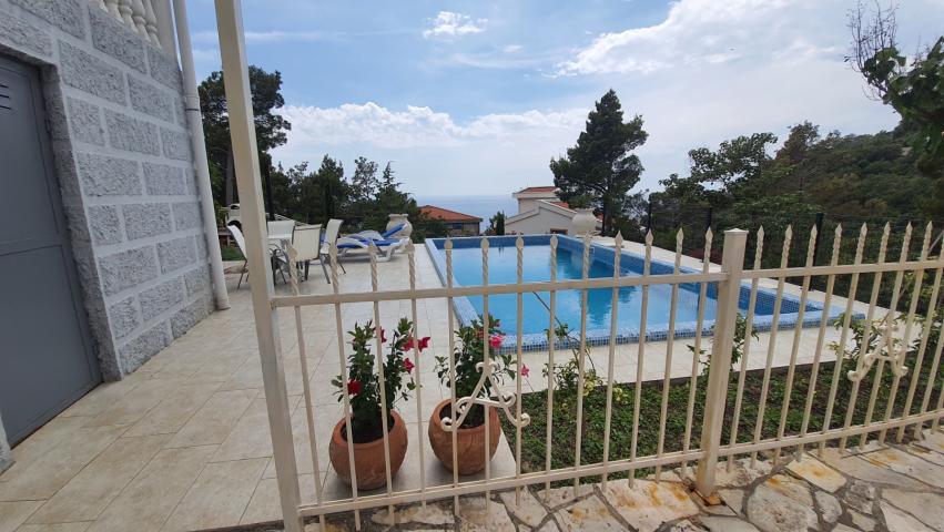 Three-storey villa with a swimming pool in the city of Bar, Green Belt area. 