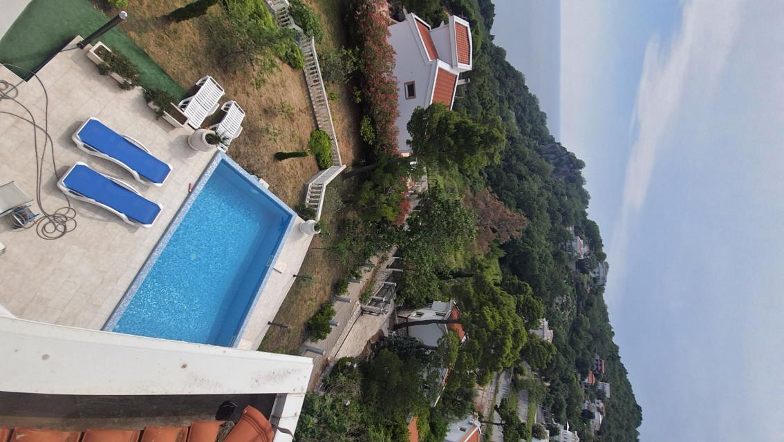 Three-storey villa with a swimming pool in the city of Bar, Green Belt area. 
