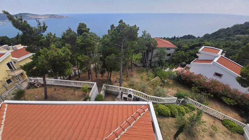 Three-storey villa with a swimming pool in the city of Bar, Green Belt area. 