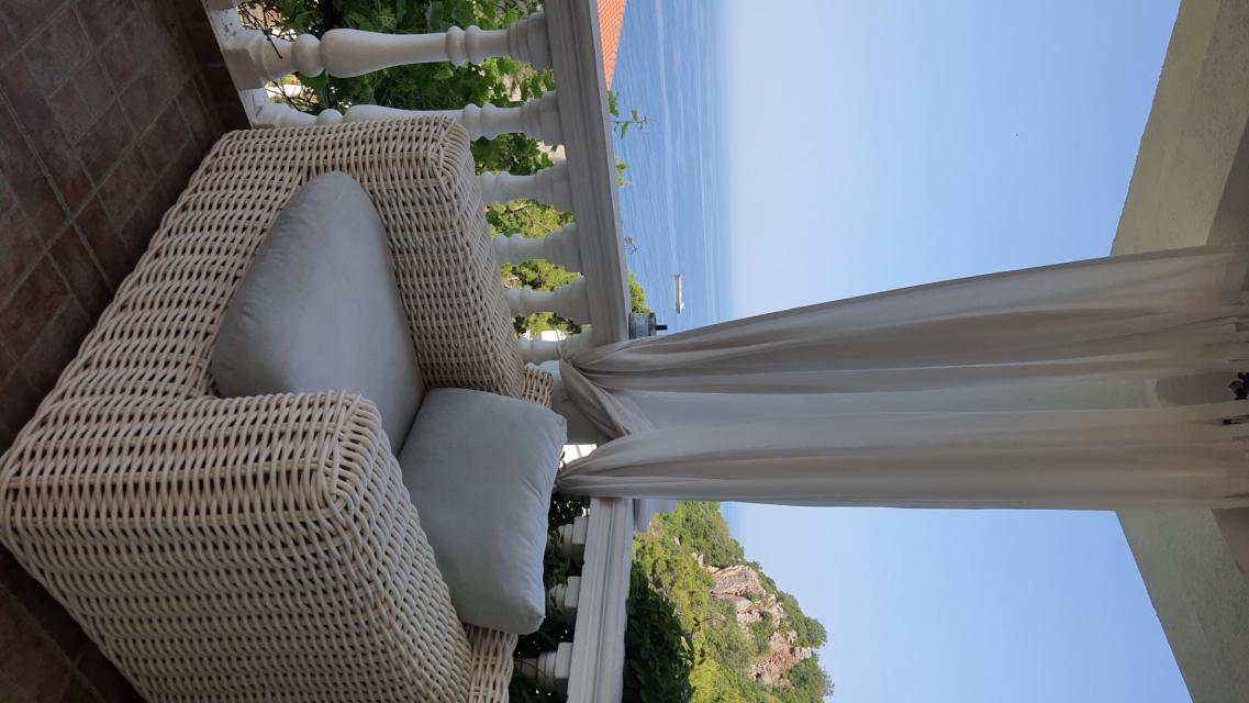 Three-storey villa with a swimming pool in the city of Bar, Green Belt area. 