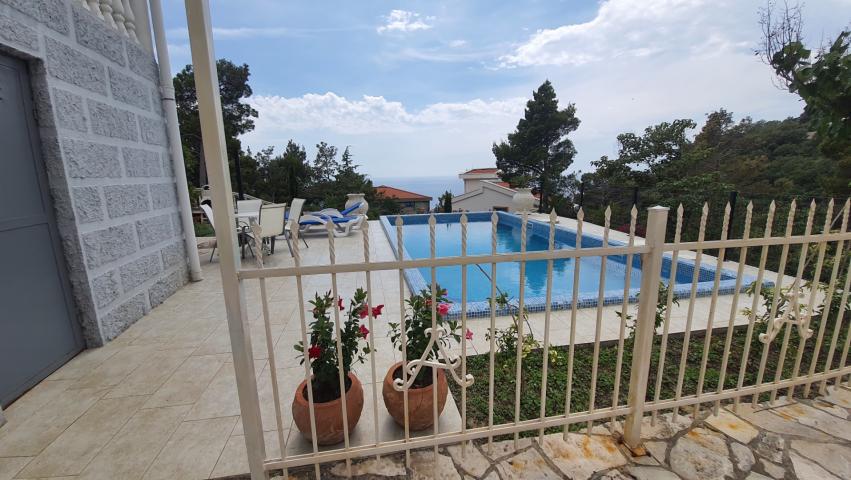 Three-storey villa with a swimming pool in the city of Bar, Green Belt area. 