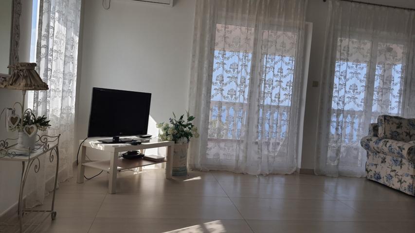Three-storey villa with a swimming pool in the city of Bar, Green Belt area. 
