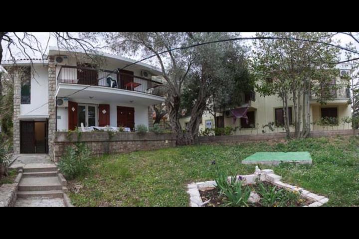 Cozy house in Petrovac in an olive grove 150 meters from the sea