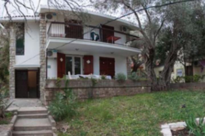 Cozy house in Petrovac in an olive grove 150 meters from the sea