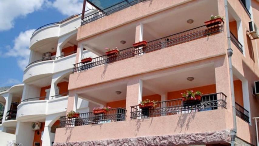 Hotel with 12 apartments in Petrovac