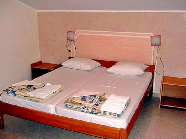 Hotel with 12 apartments in Petrovac