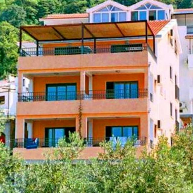 Hotel with 12 apartments in Petrovac