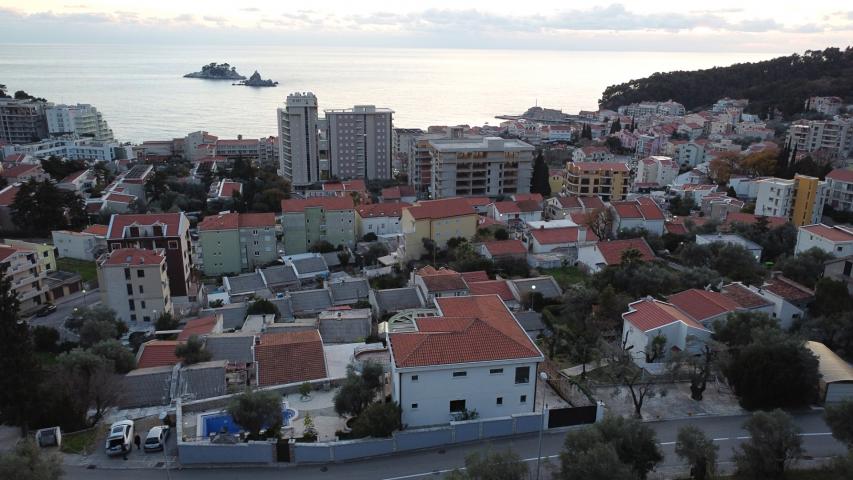 Sale of a villa with a swimming pool in Petrovac