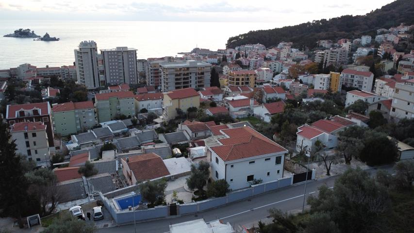 Sale of a villa with a swimming pool in Petrovac