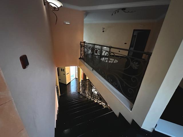 Sale of a villa with a swimming pool in Petrovac
