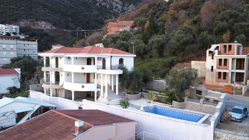 Sale of a villa with a swimming pool in Petrovac