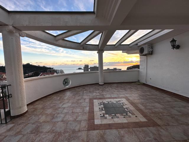 Sale of a villa with a swimming pool in Petrovac