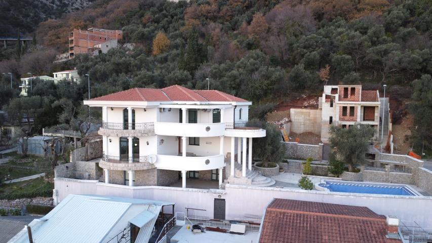 Sale of a villa with a swimming pool in Petrovac