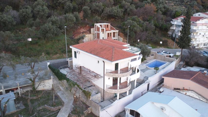 Sale of a villa with a swimming pool in Petrovac