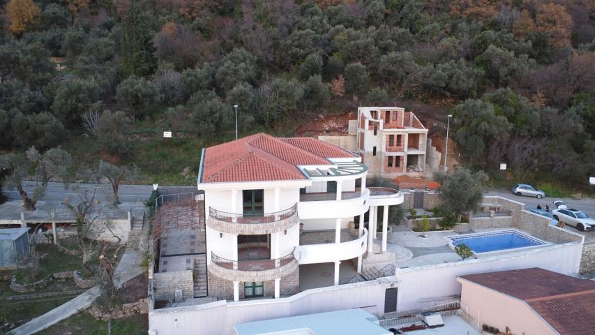 Sale of a villa with a swimming pool in Petrovac