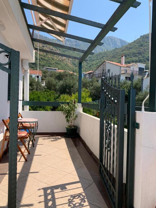 1 bedroom apartment on Sveti Stefan 100 meters from the beach