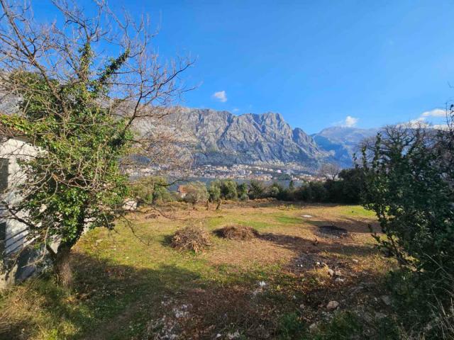 Large plot of land in Prcanj with sea views