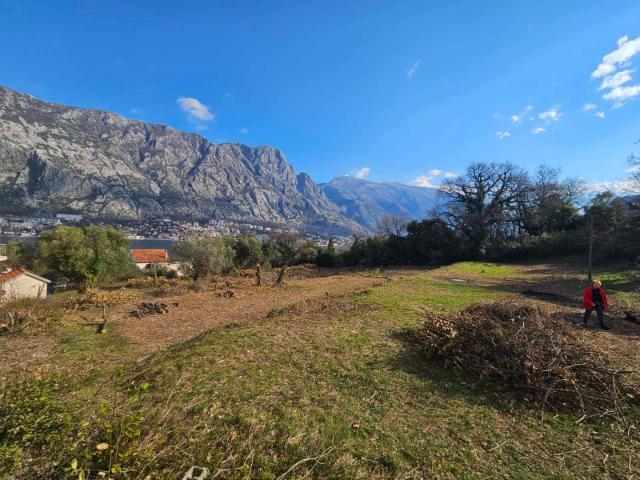 Large plot of land in Prcanj with sea views